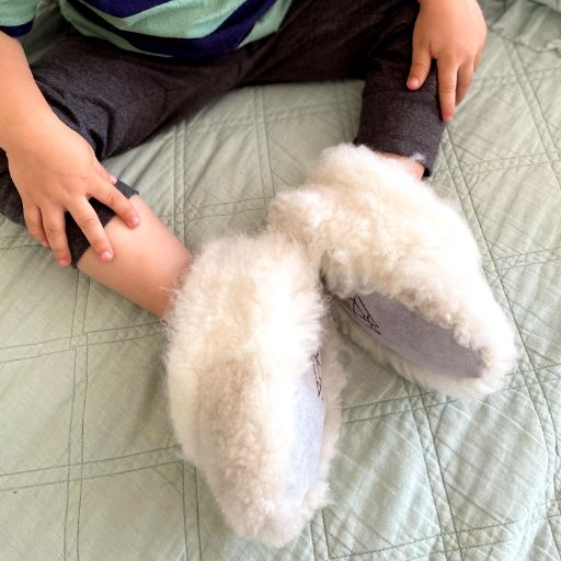 Zapatillas de piel de oveja para niños