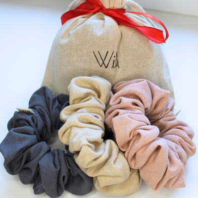 Set of scrunchies in gray, beige, and pink with a drawstring bag labeled 'Willi' on a white background.