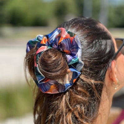 woman head from behind with a big scrunchie in her hair